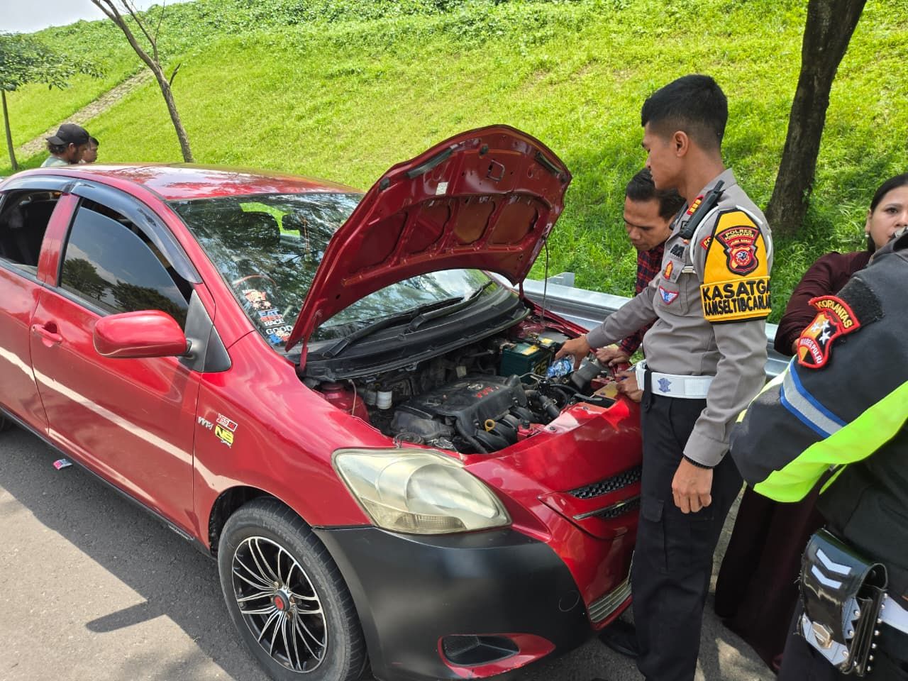 Kasat Lantas Polres Purwakarta Bantu Pemudik Alami Overheat di KM 76 Tol Cipali