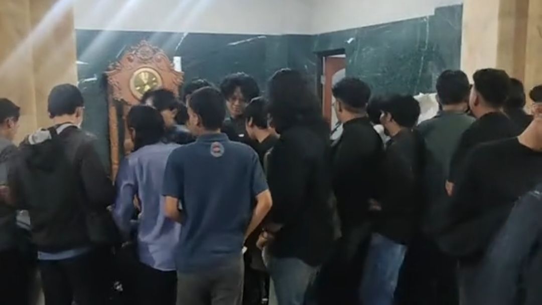 Fenomena Unik Ramadan, Mahasiswa Berebut Tanda Tangan Imam Tarawih