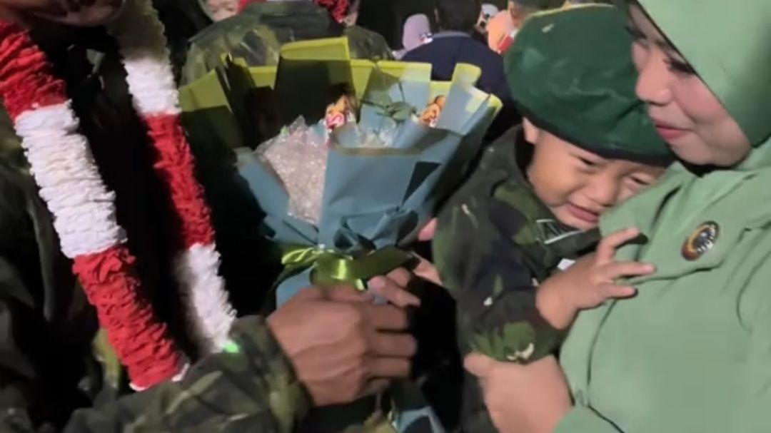 Lama Ditinggal Tugas, Bocah Ini Justru Panggil Ayahnya “Om” Saat Bertemu