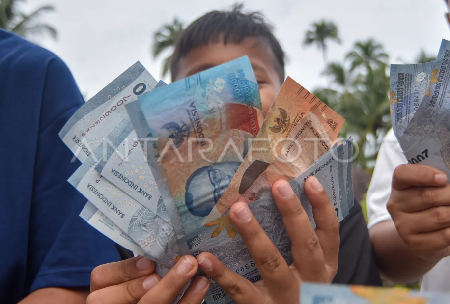 Makna di Balik Tradisi Bagi-Bagi Angpao Lebaran