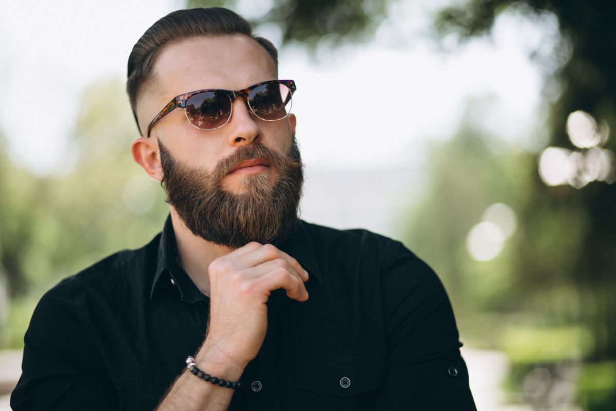 7 Gaya Rambut Pendek Pria dengan Jenggot Paling Keren 2026, Maskulin Abis!