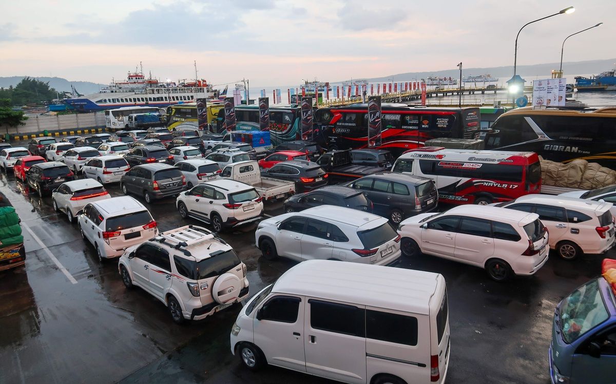 Arus Balik H+7 Membludak, Pelabuhan Ketapang Dipadati Motor dan Mobil Pribadi