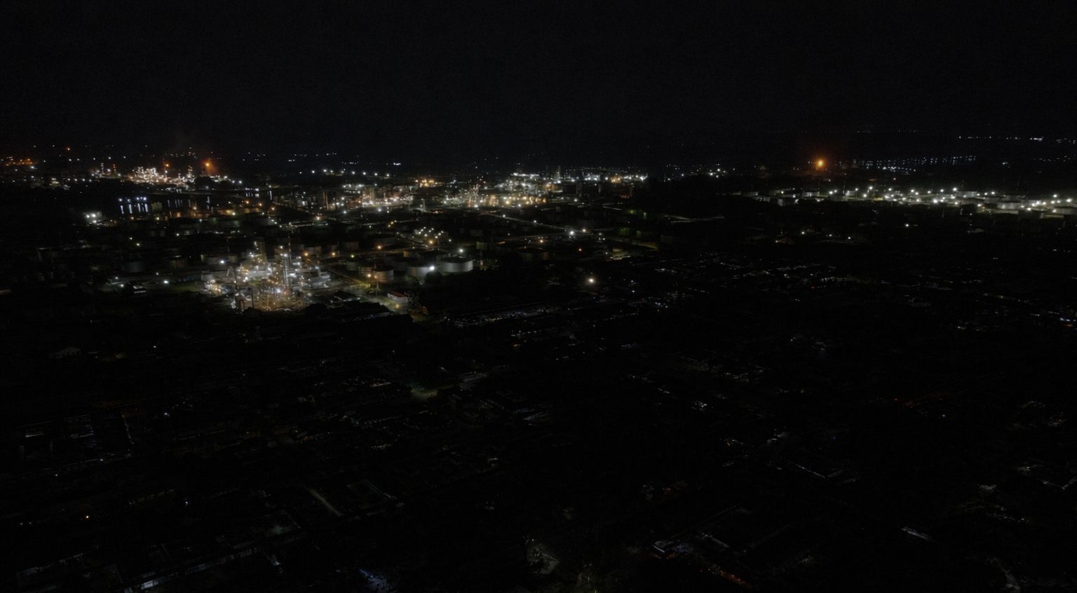 Kilang Minyak Kompak Padamkan Lampu Selama Satu Jam, Ini Dampaknya