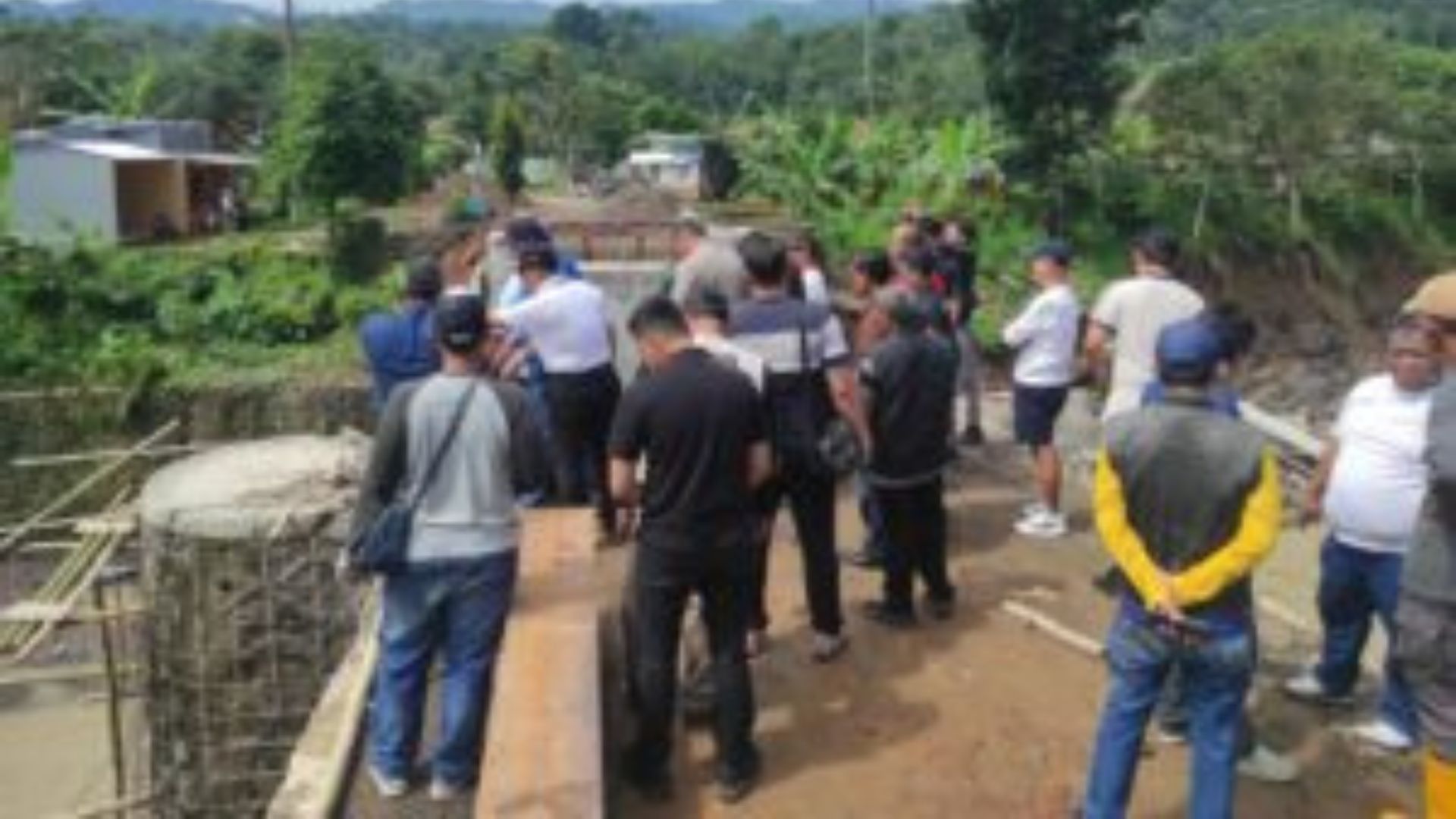 Bupati Kuningan Tinjau Proyek Jembatan Cipedak Usai Diterjang Banjir