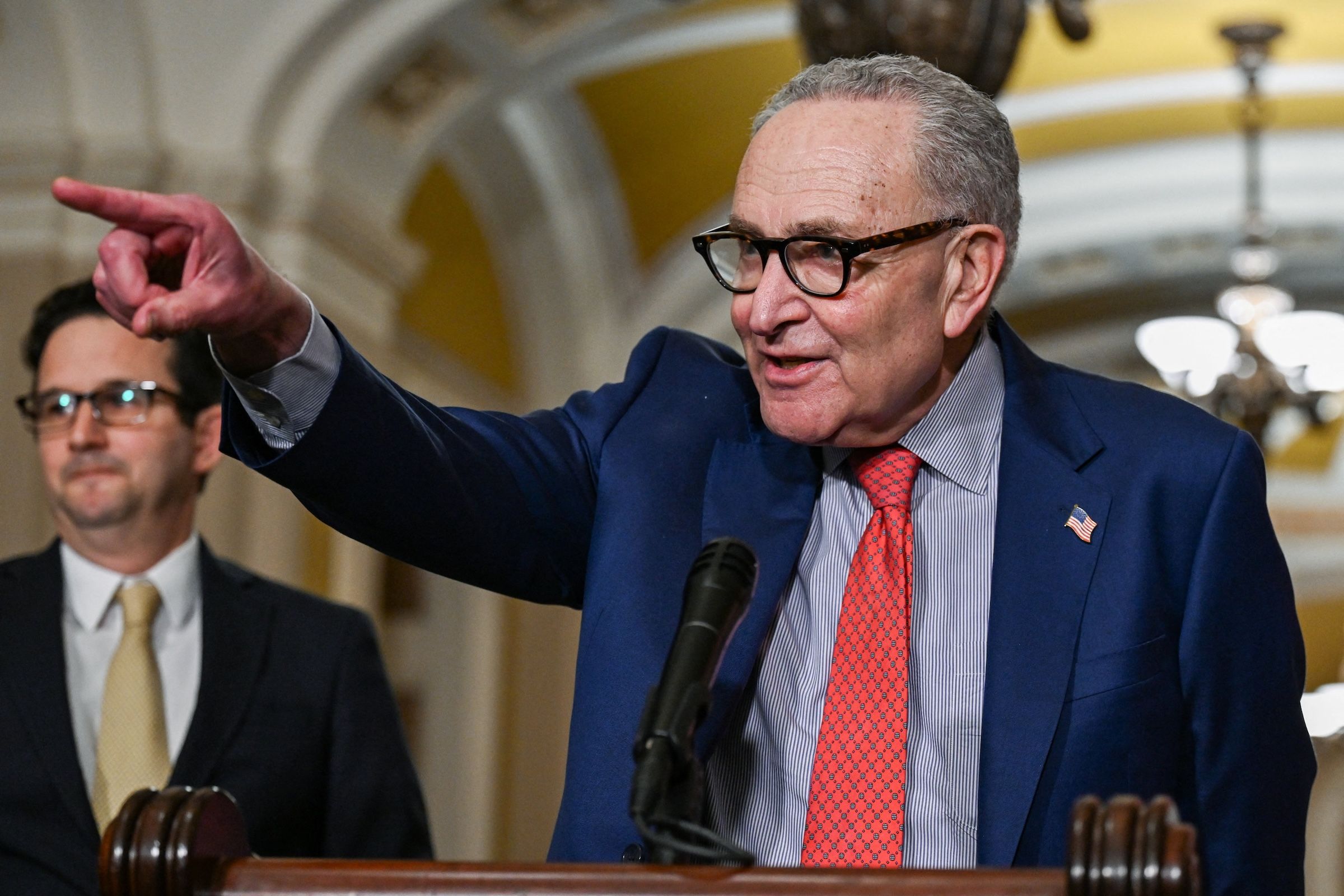 Perebutan Kursi Senat AS Memanas: Strategi Schumer Ditolak Kader Sendiri, Partai Demokrat Terpecah