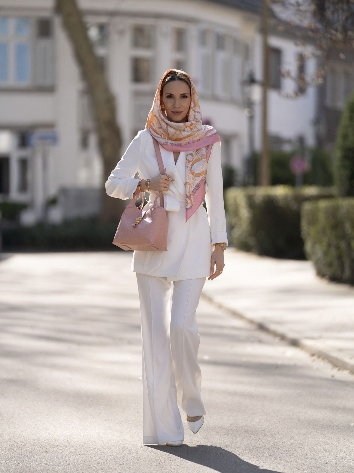 Gaya Anggun Alexandra Lapp Pakai Scarf dan Tas Pink Serasi, Asalnya dari Brand Lokal Indonesia