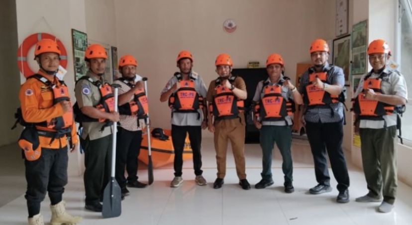 Tingkatkan Keselamatan Pesisir, BPBD Banda Aceh Bekali Anak Penjaga Pantai dengan APD