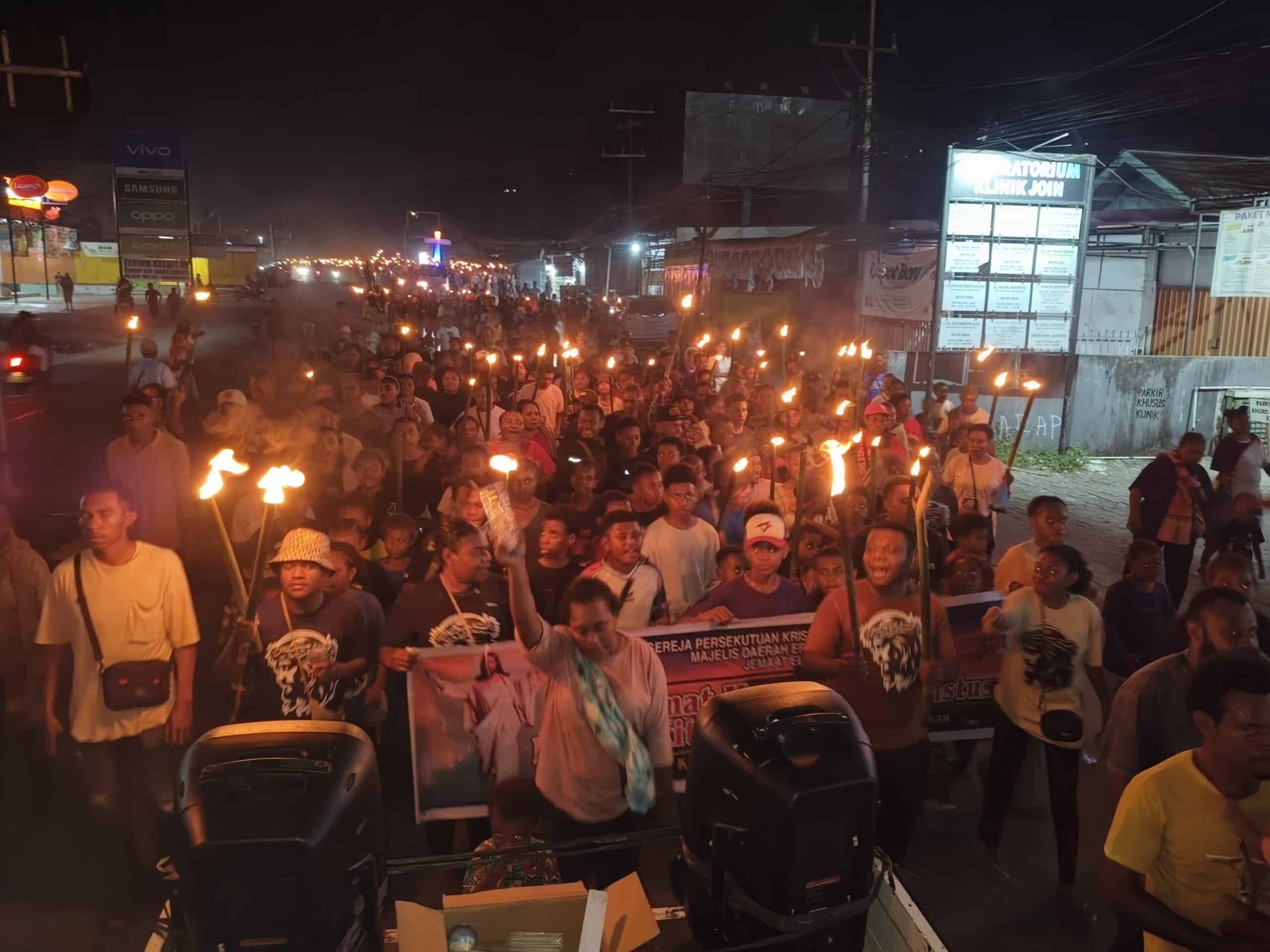 Semarak Iman Dalam Pawai Obor, Jemaat GPKAI Elim Wosi Rayakan Paskah Penuh Khidmat