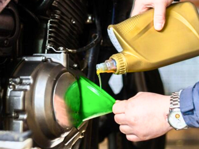 Jangan Ngirit Oli Mesin! Simak Penjelasan Berikut Agar Motor Awet Bertahun-tahun