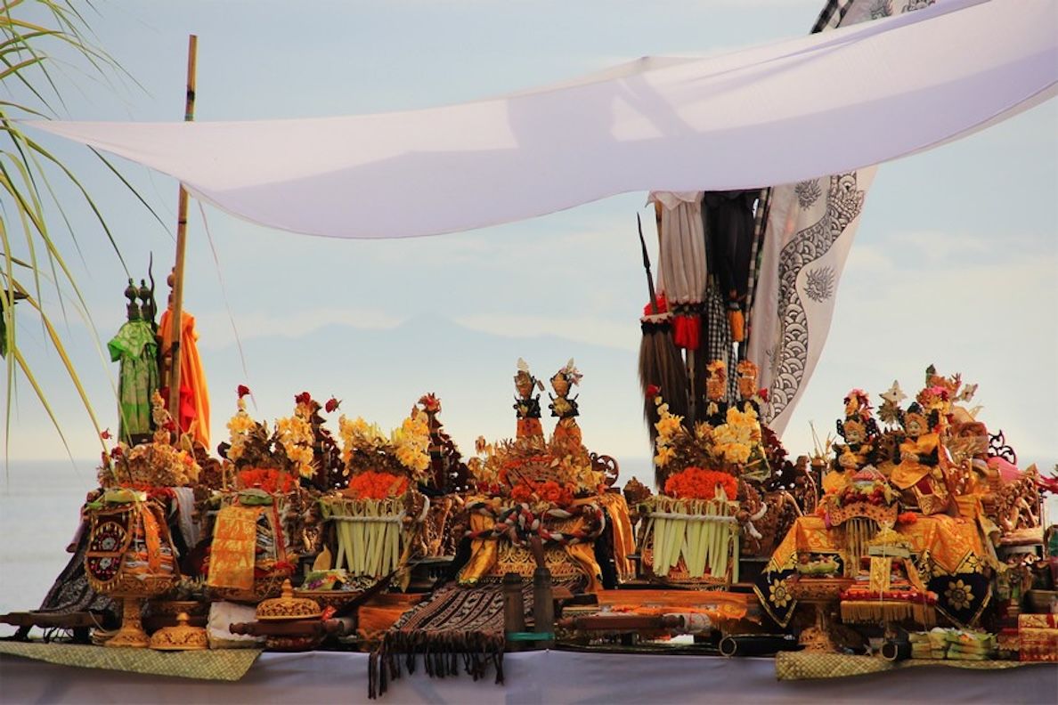 Ini Makna Tersembunyi Upacara Melasti yang Bikin Bali Terlihat Sakral