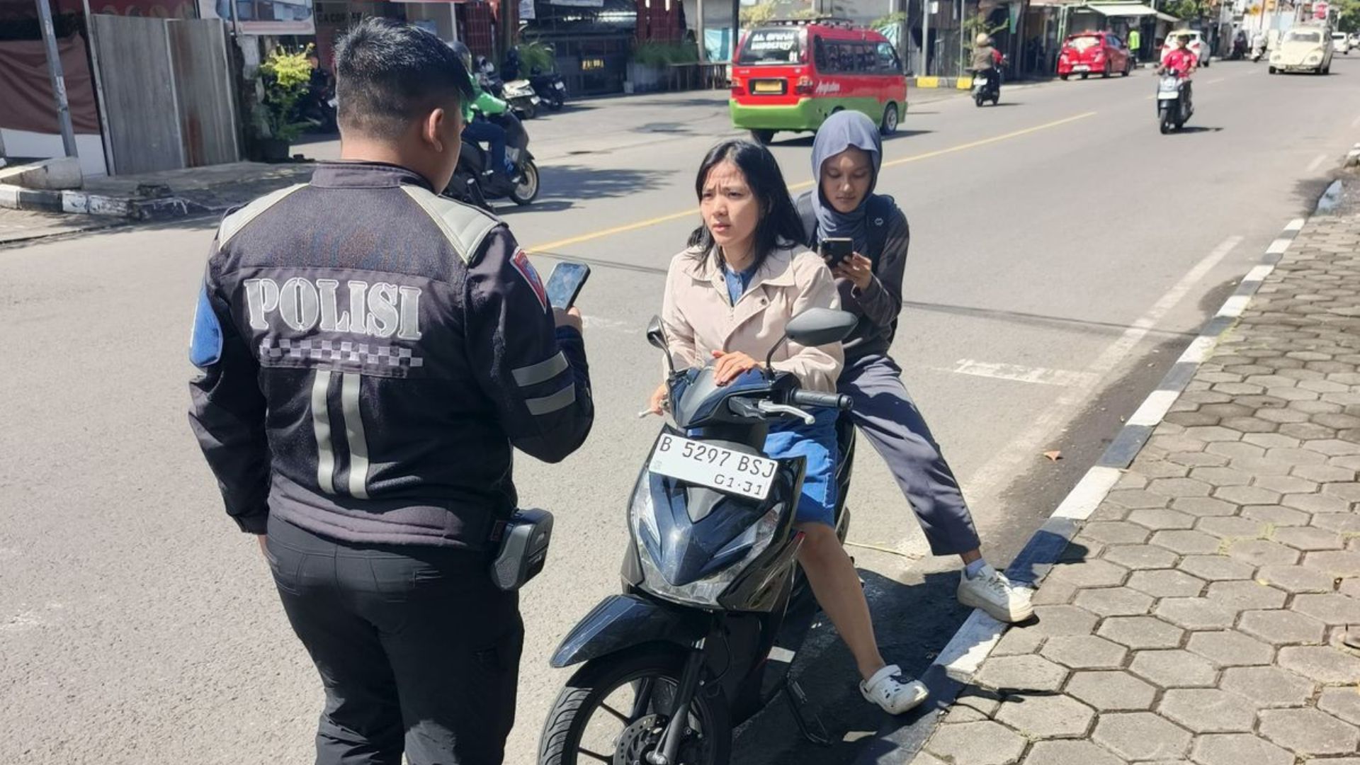 Satlantas Polres Purwakarta Rutin Tindak Pelanggar Lalu Lintas dengan ETLE Handheld