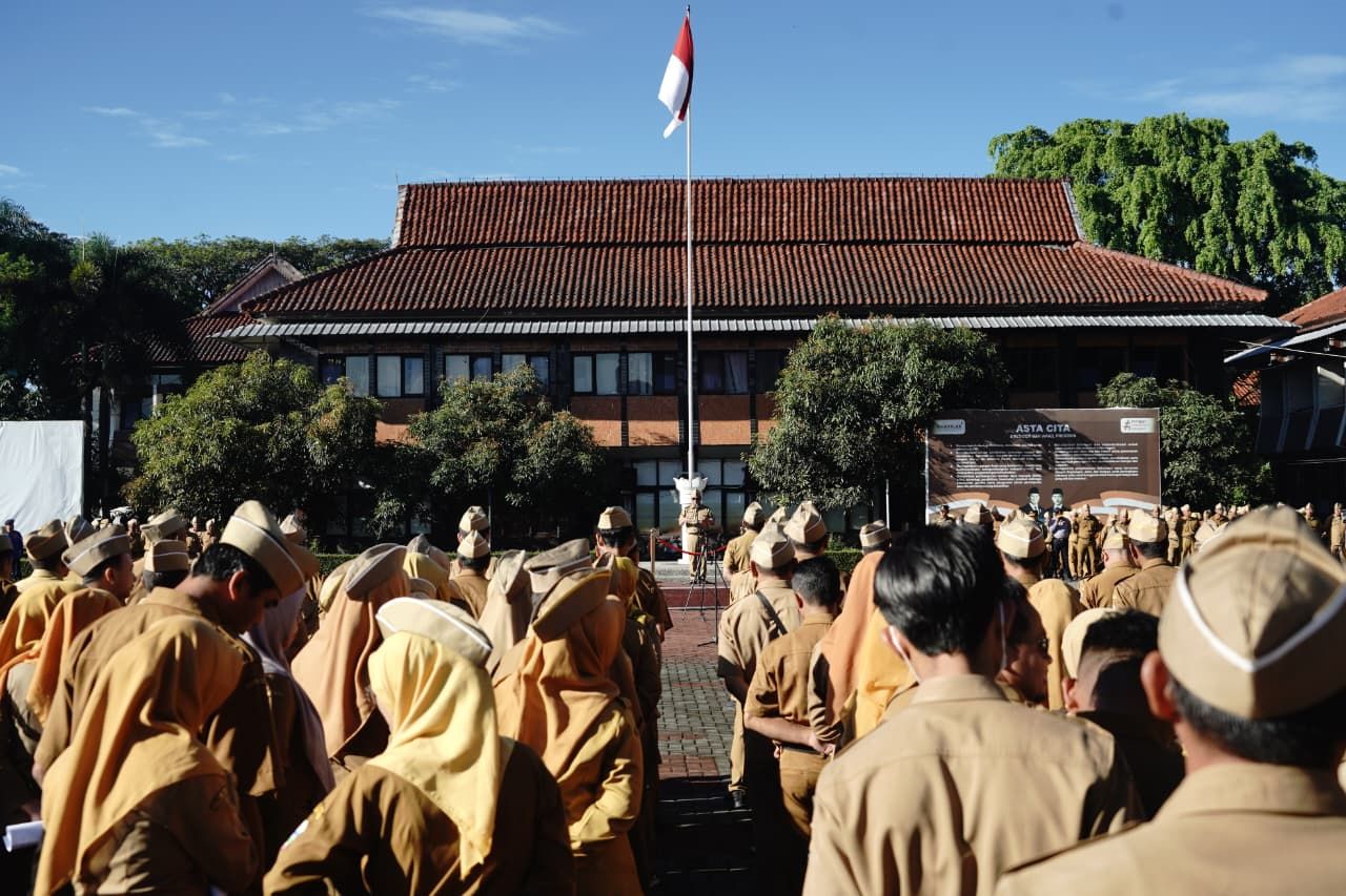 Bupati Garut Serahkan 4.400 Polis Asuransi Mikro untuk Petani