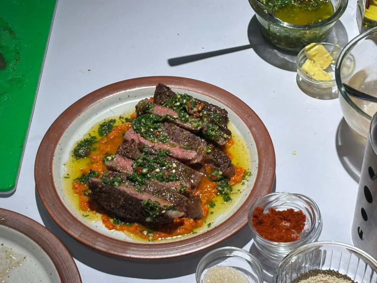 Cara Membuat Saus Chimichurri ala Chef Fernando Supaya Warna Hijaunya Tetap Segar