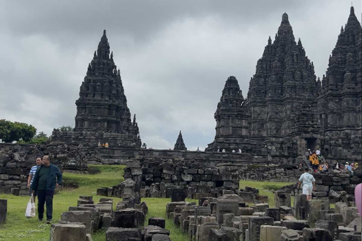 Perbedaan Candi Jawa Tengah dan Jawa Timur: Dari Bentuk hingga Bahan Bangunan