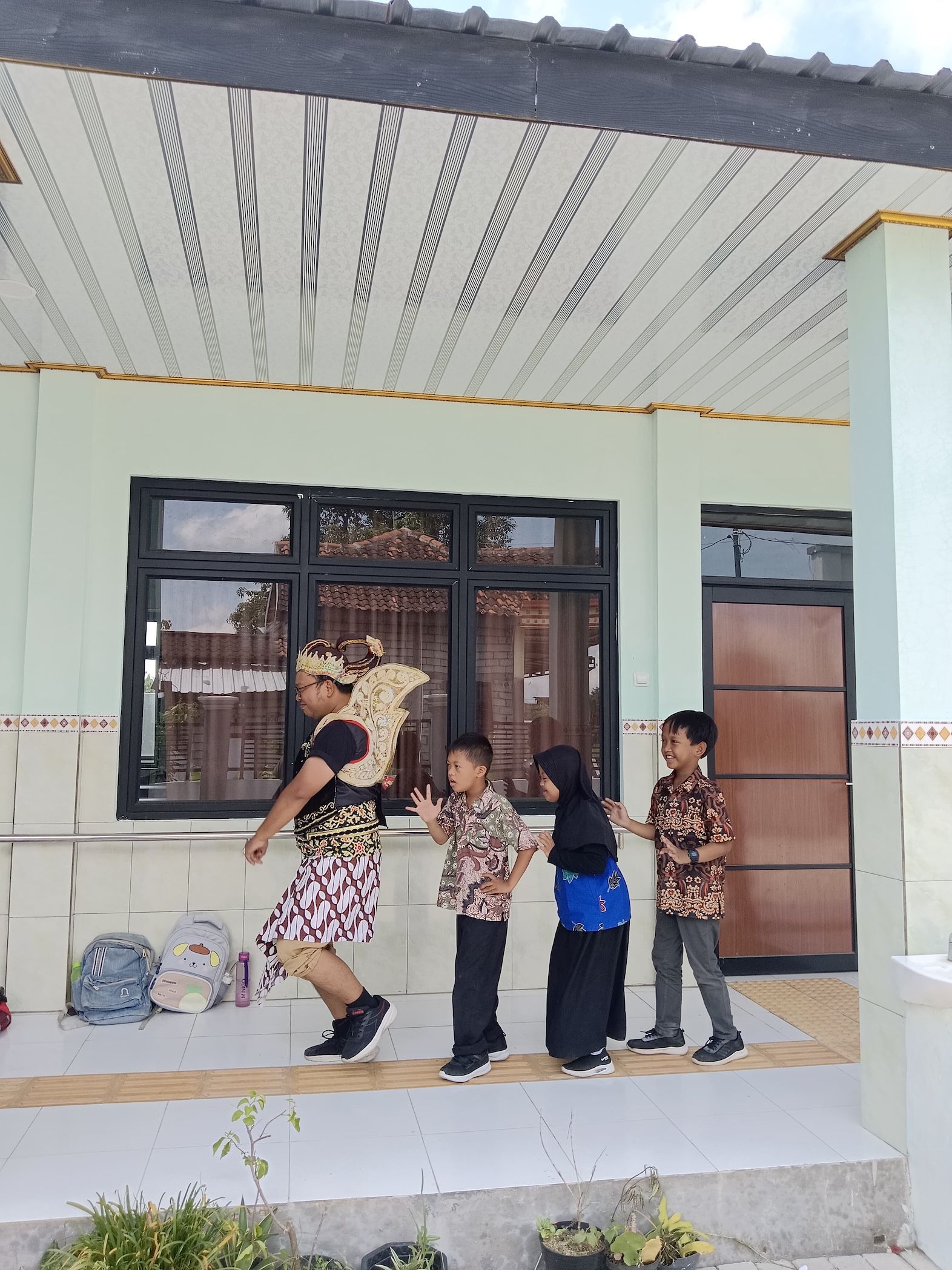 Siswa SLB Fadhillah Ummah Kartinian Fashion Show Bersama Superhero