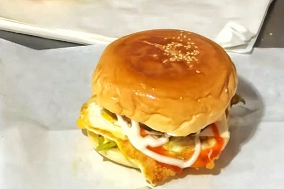 Burger Fantasy, Sensasi Burger Kaki Lima Murah yang Selalu Diburu di Malang