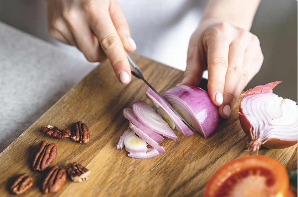 Sering Nangis Saat Iris Bawang? Ini Cara Mengiris Bawang yang Jarang Diketahui Orang