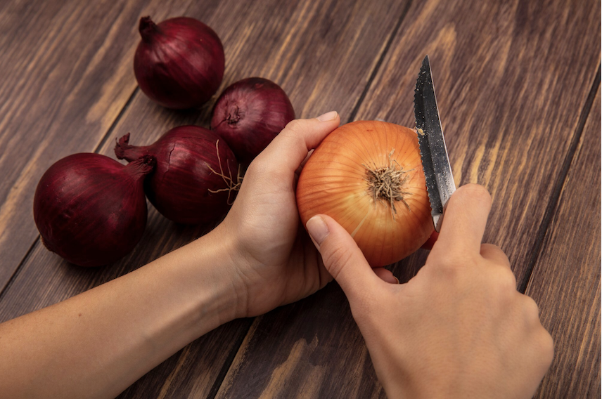 Sering Nangis Saat Iris Bawang? Ini Cara Mengiris Bawang yang Jarang Diketahui Orang