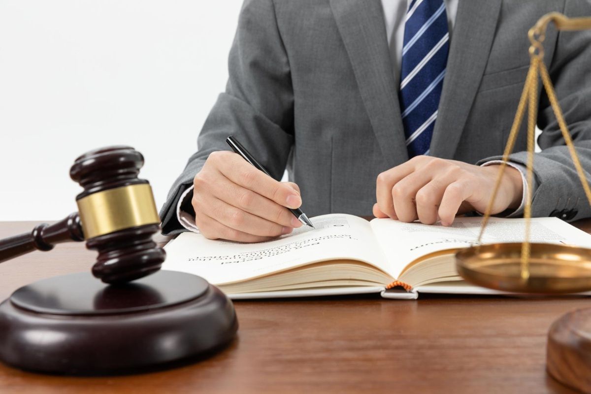 Demistifikasi Supremasi Hukum: Menempatkan Aturan di Atas Kekuasaan Politik!