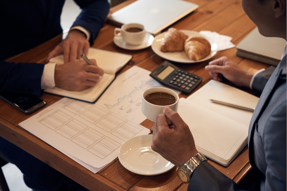 Serius, Minum Kopi Sebelum Meeting Ternyata Bikin Tim Lebih Kompak! Kok Bisa?