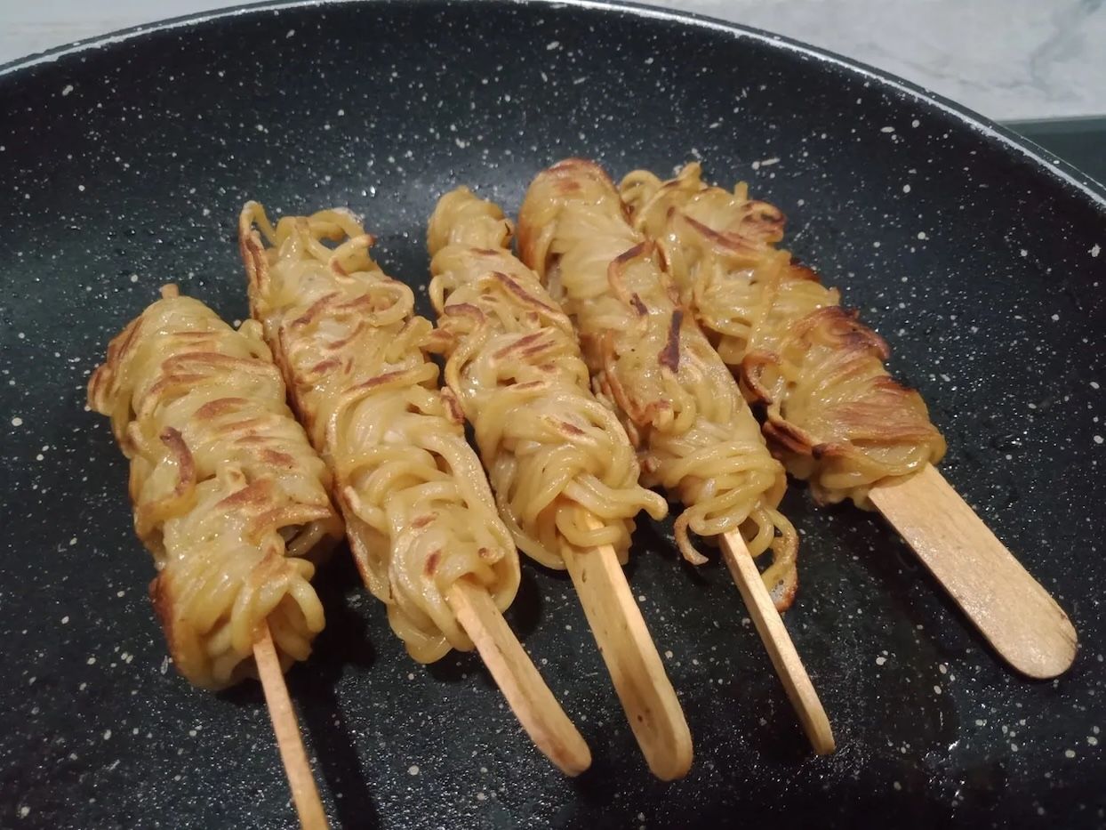 Sate Gulung Mie Instan, Ide Camilan Kekinian yang Mudah Dibuat
