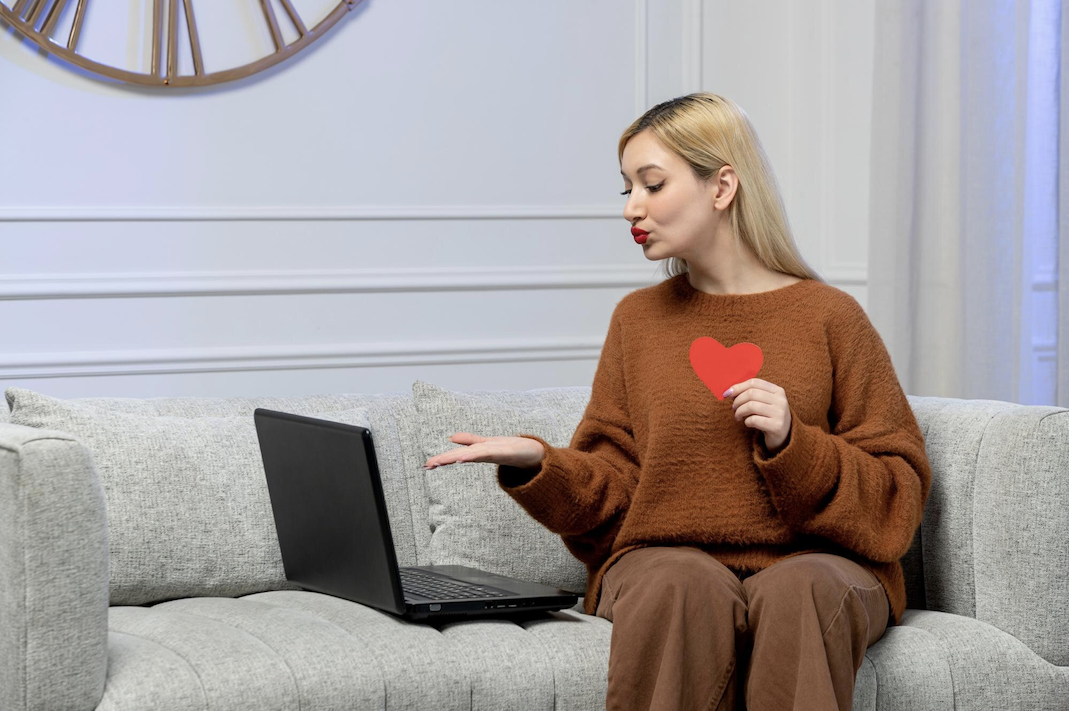 LDR Bikin Kangen Berat? Cara Sederhana Ini Bikin Pasangan Tetap Terasa Dekat Meski Terpisah Jarak
