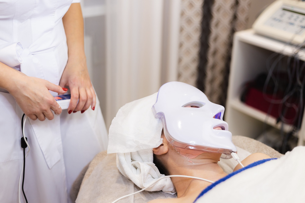 Gebrakan Skincare di 2026 Makin Gila: Masker Infra Merah Bikin Jerawat dan Kerutan Auto Lenyap! Benarkah?