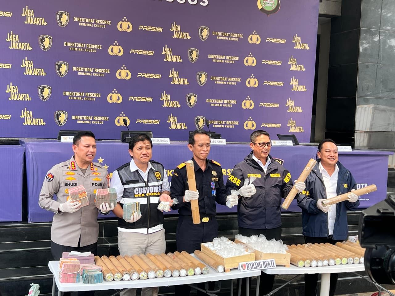 Polda Metro Bongkar Modus Penyelundupan Merkuri ke Filipina, Disisipkan di Karpet