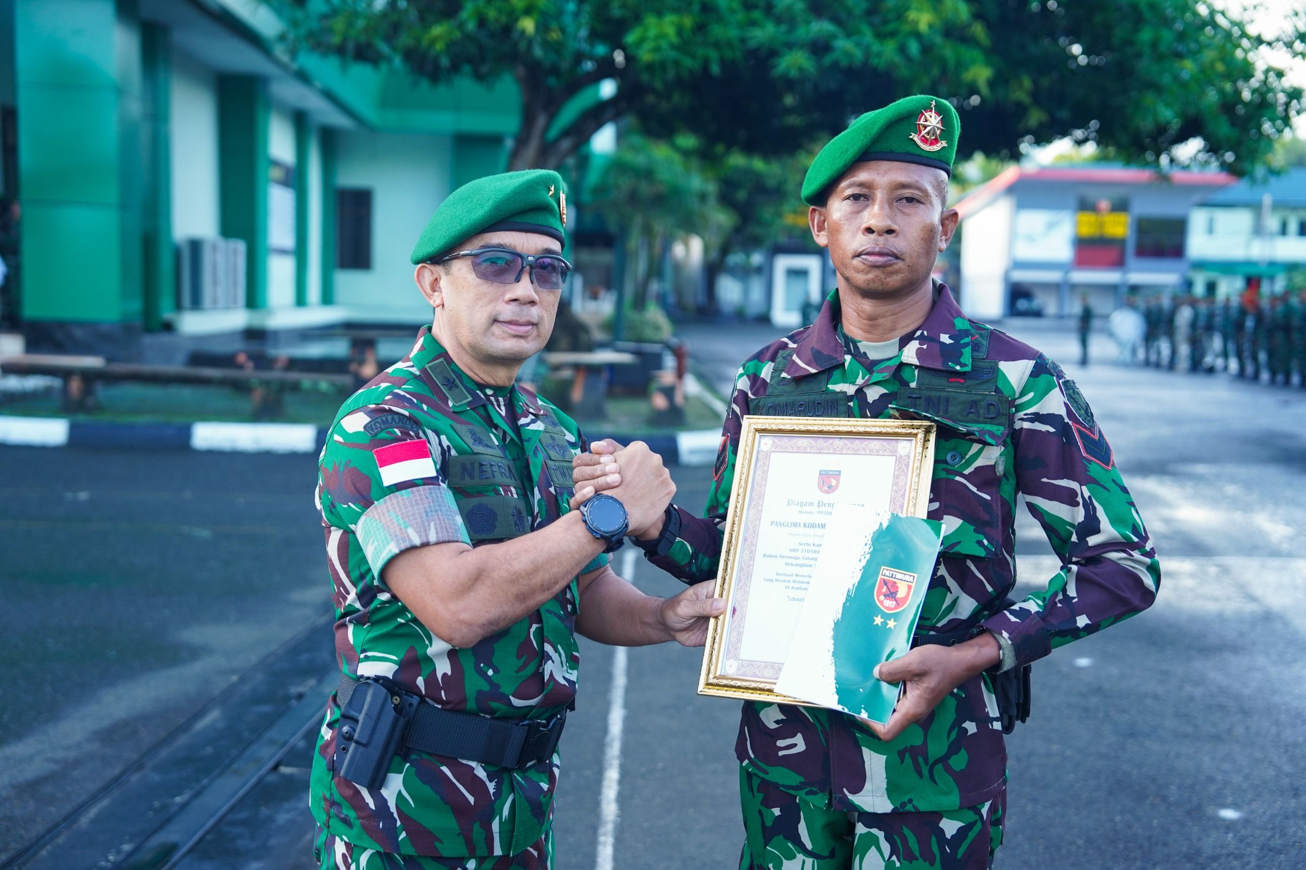Kodam Pattimura Berikan Penghargaan Kepada Sertu Kamarudin Atas Aksi Heroik Di Jembatan Merah Putih