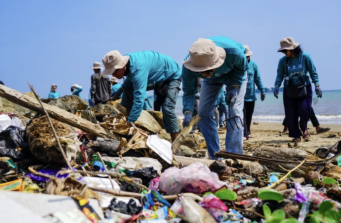 Relawan Turun Tangan di Pesisir Pandeglang, Bersihkan 250 Kg Sampah Plastik yang Menumpuk