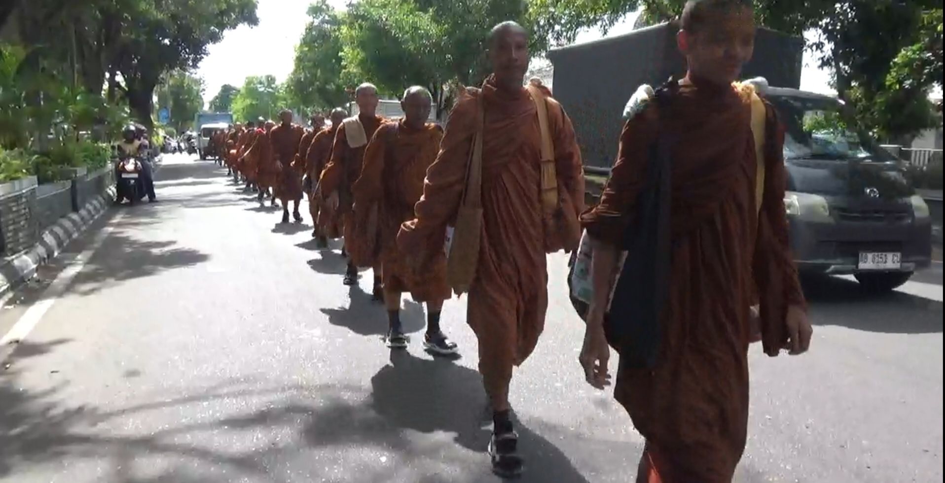 58 Bikkhu Walk for Peace Dilepas Bupati Klaten Lanjutkan Perjalanan ke Yogyakarta