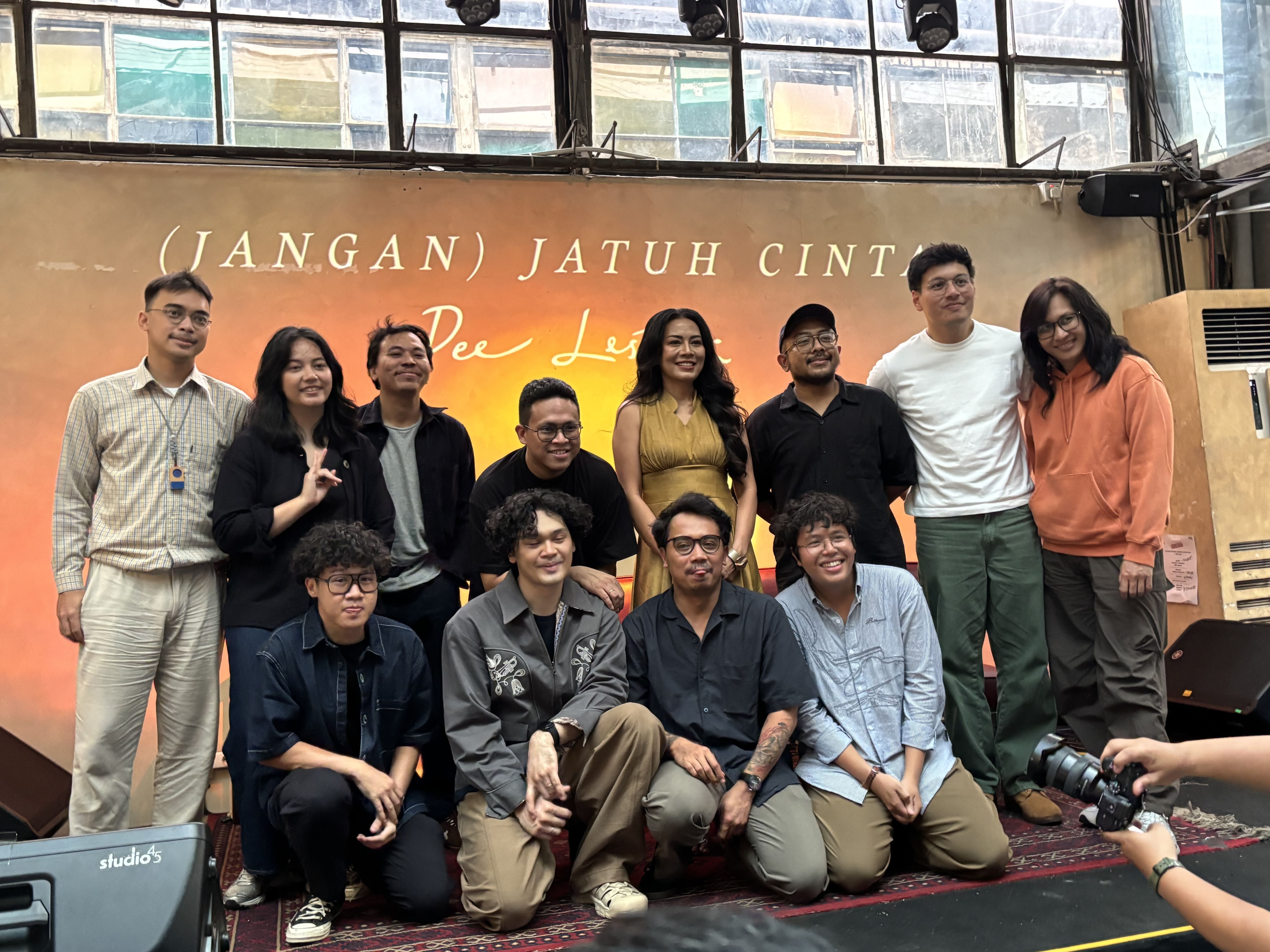 Dee Lestari Rilis Album Bertajuk (Jangan) Jatuh Cinta , Berisi Delapan Lagu Penuh Cerita