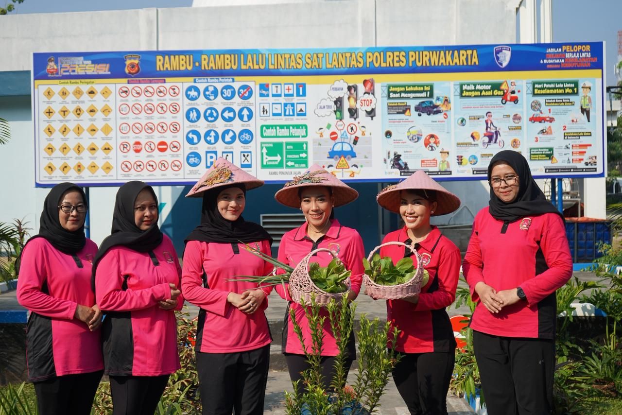 Dari Lahan Produktif ke Ketahanan Pangan, Kapolres Purwakarta Panen Sayur dan Ikan Bersama Bhayangkari