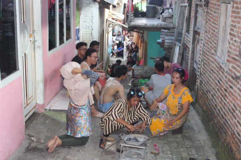 Mahasiswa Pendidikan Tari Unila Hadirkan Koreografi “Kemplora”, Angkat Narasi Pembuatan Kemplang