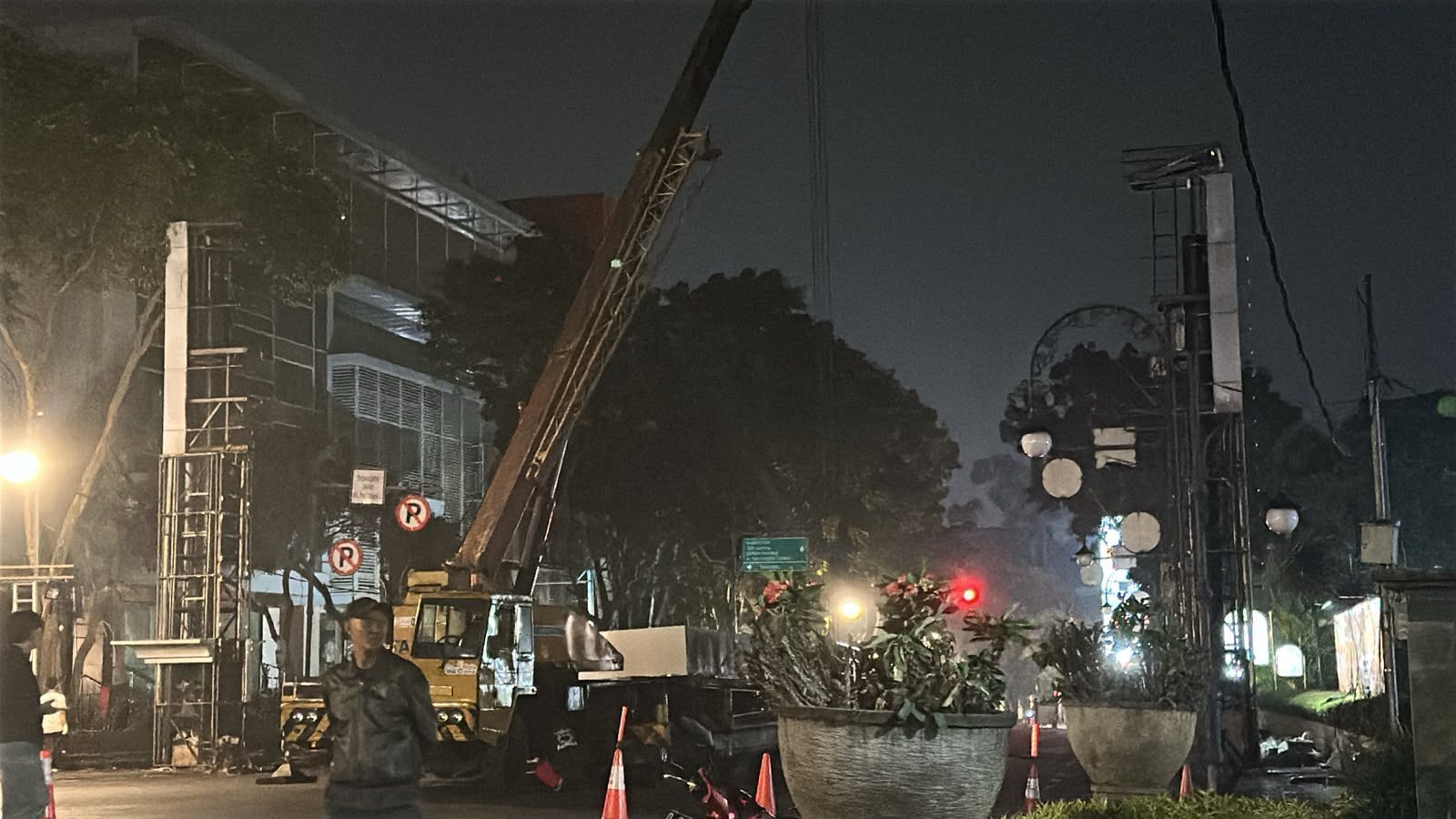 Reklame Videotron Melintang di Jalan Riau Bandung Dibongkar, Ini Penjelasan Satpol PP