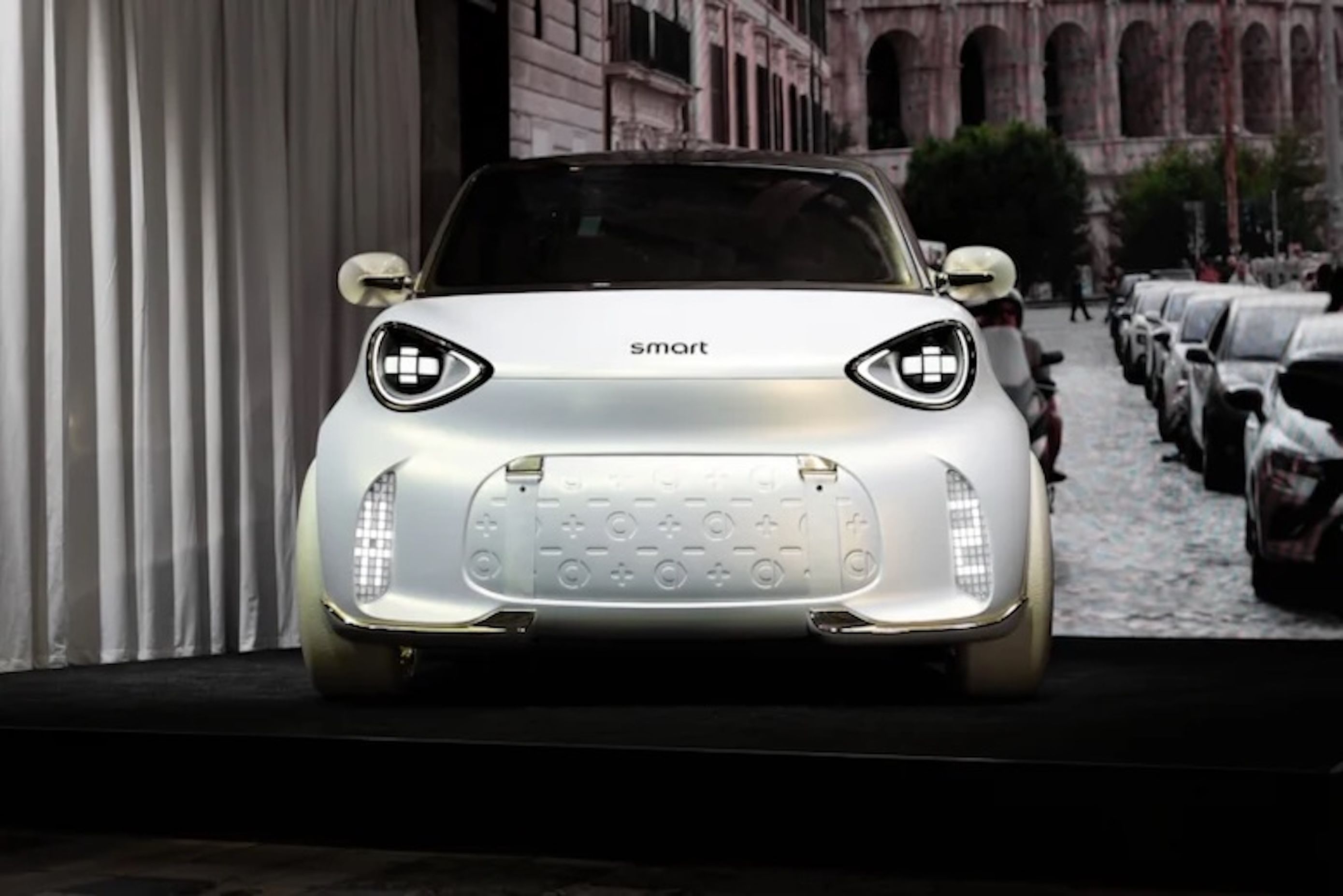 Mobil Listrik Dua Penumpang Smart #2 Resmi Debut, Bisa Sat-Set di Gang Sempit