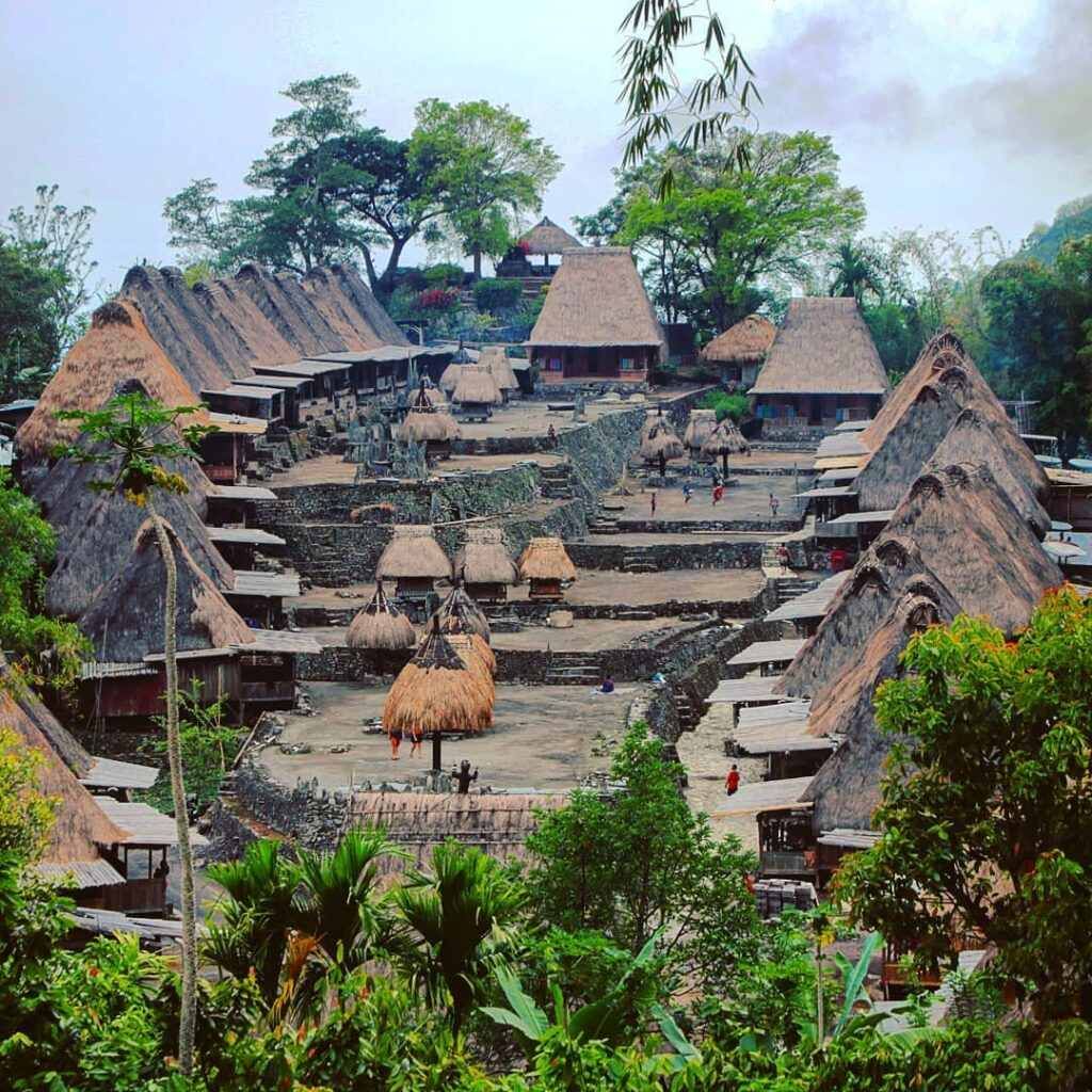 Berbentuk Perahu dan Punya Simbol Unik di Atap, Ini Rahasia di Balik Rumah Adat Kampung Bena Flores