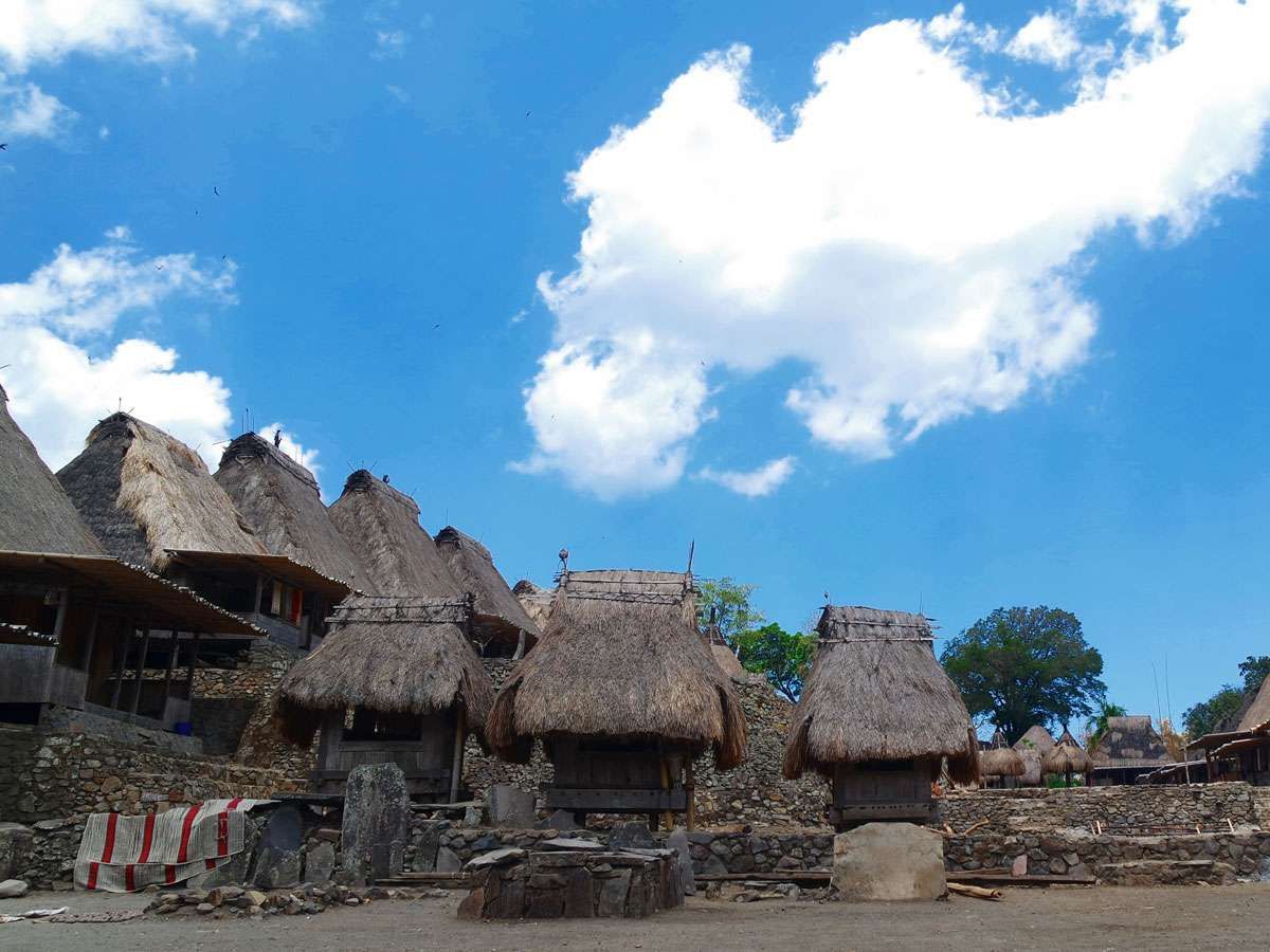Berbentuk Perahu dan Punya Simbol Unik di Atap, Ini Rahasia di Balik Rumah Adat Kampung Bena Flores