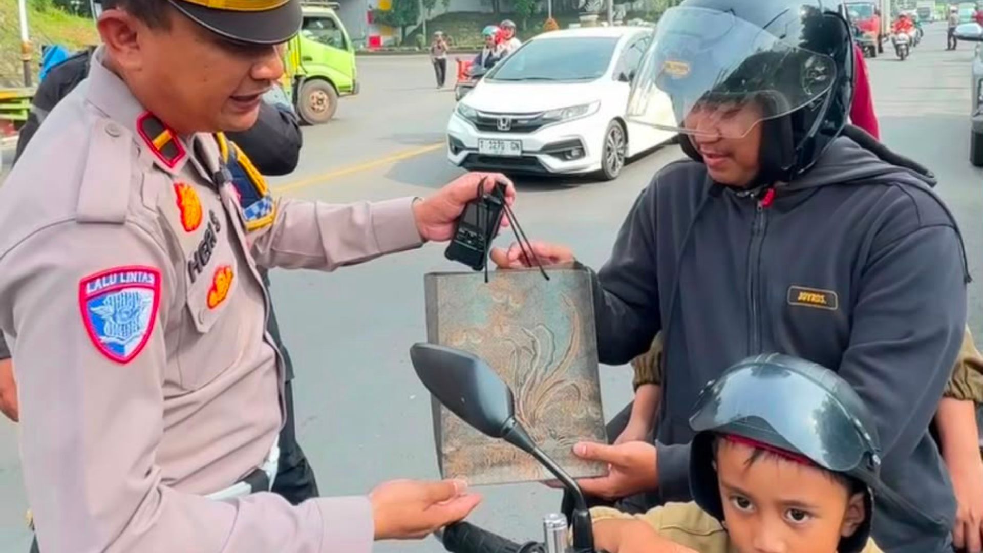 Bagi-Bagi Helm dan Mainan Gratis, Polres Purwakarta Beri Edukasi Keselamatan Anak Sejak Dini