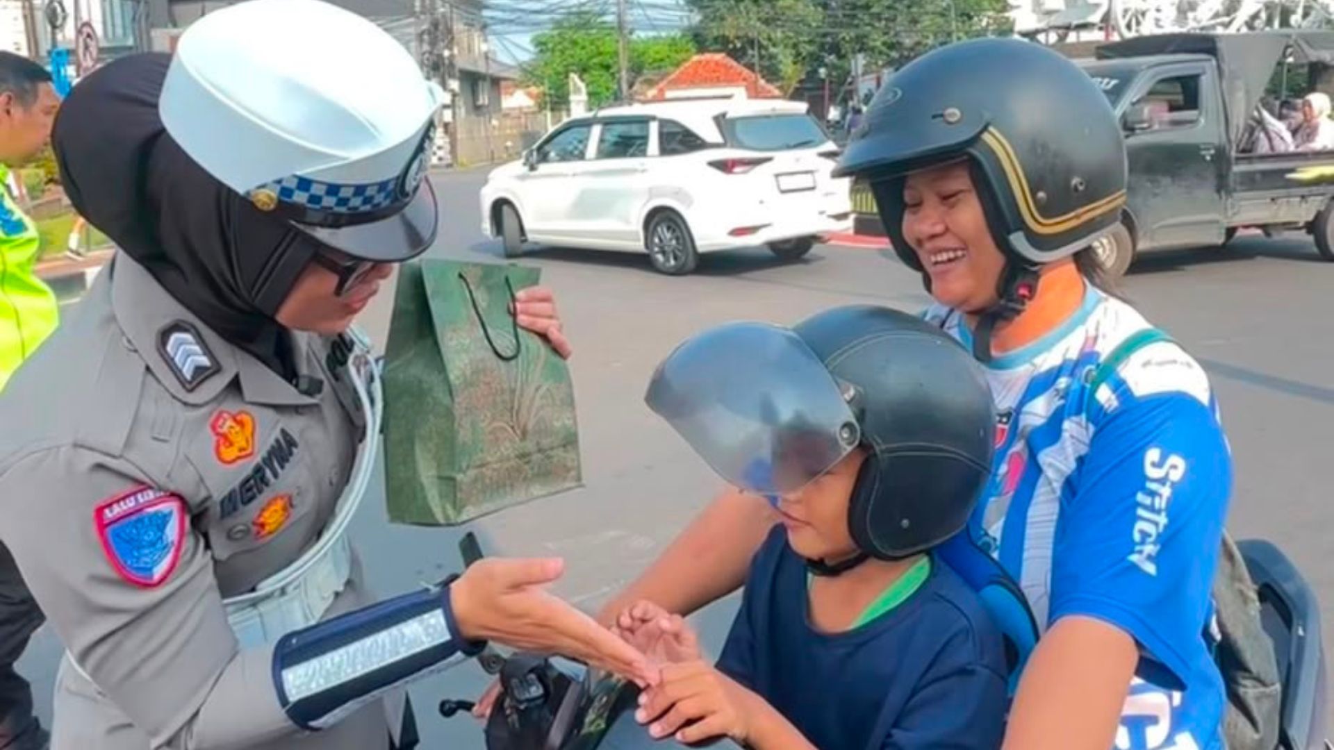 Bagi-Bagi Helm dan Mainan Gratis, Polres Purwakarta Beri Edukasi Keselamatan Anak Sejak Dini