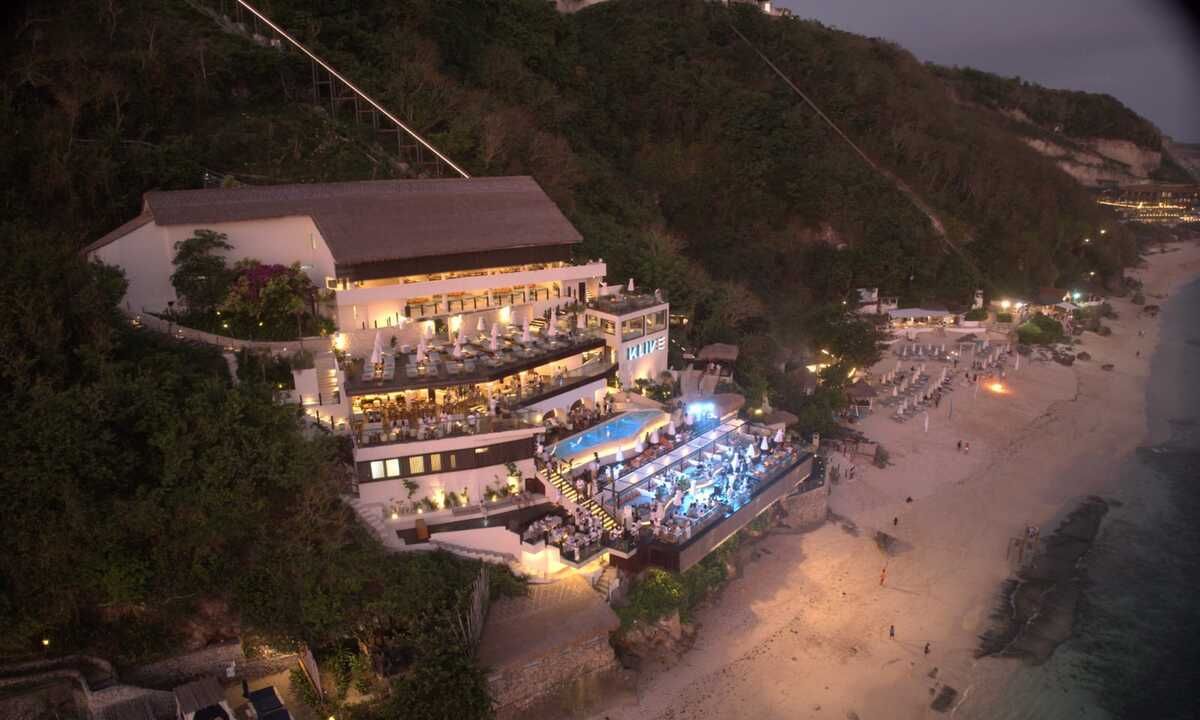 Spot Sunset Baru di Uluwatu, Hadirkan Pengalaman Turun Tebing Langsung Pantai