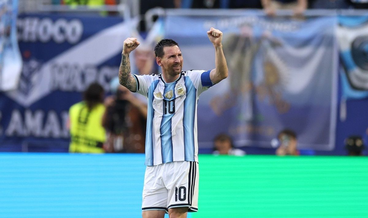 Kocak! Bek Cape Verde Ini Sengaja Dorong Lionel Messi Cuma Buat Cek Beneran Manusia atau Bukan