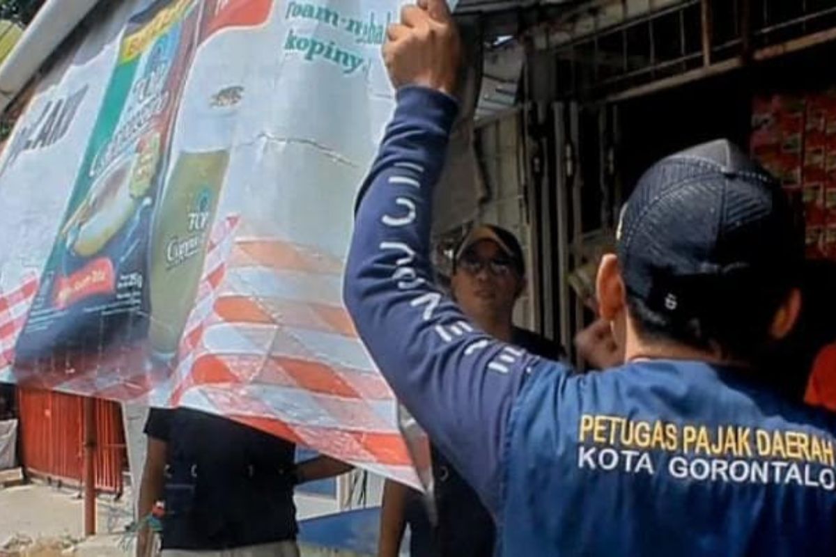 Ketidaktahuan Pemilik Toko Jadi Celah Korporasi Pasang Reklame Ilegal di Kota Gorontalo