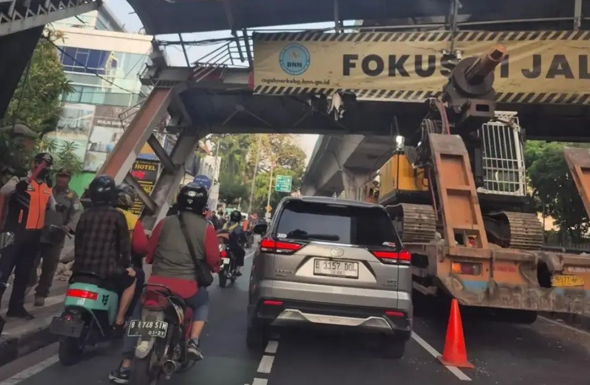 Macet Parah di Kapten Tendean Jakarta Imbas Truk Angkut Eskavator Nyangkut JPO