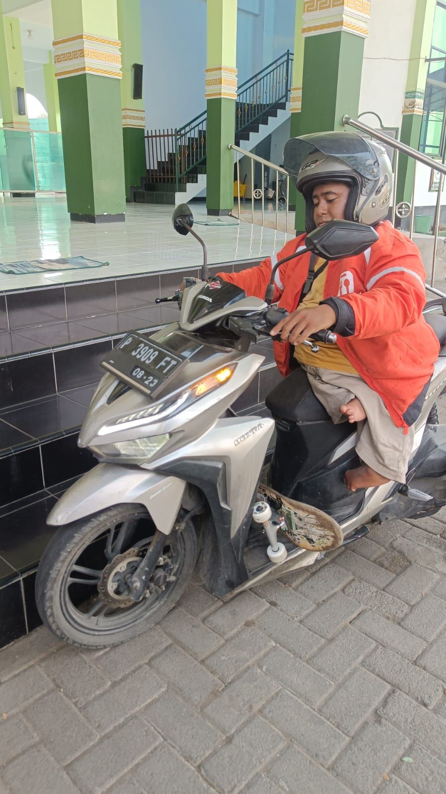 Difabel Tuna Daksa Asal Jember Jadi Ojol dan Konten Kreator, Abdul Azis: Saya Ingin Mandiri dan Bahagiakan Orang Tua
