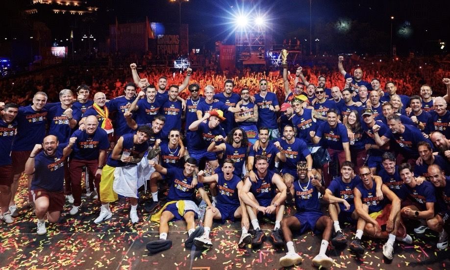 Tim La Furia Roja Tiba di Spanyol dan Gelar Parade Kemenangan Bersama Fans