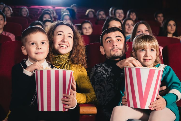 5 Manfaat Nonton Film Bioskop Bersama Keluarga