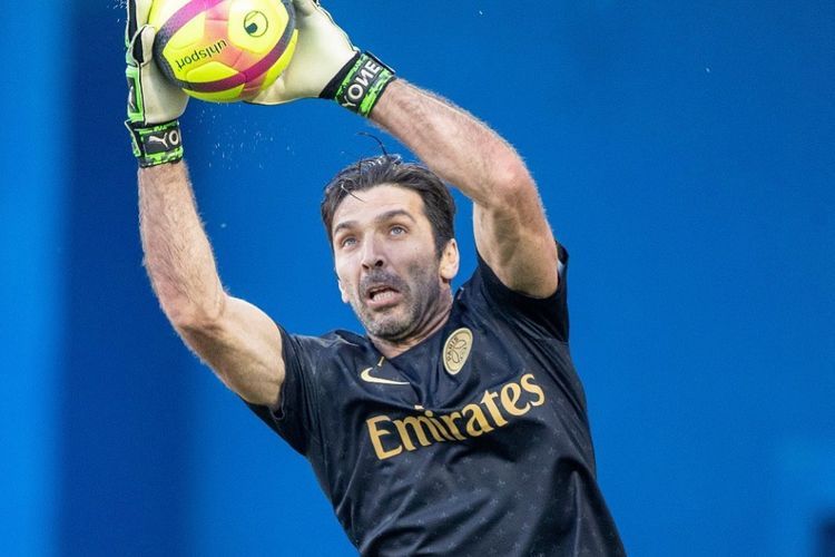 Banting Stir! 6 Pemain Dunia yang Secara Mengejutkan Berubah dari Penyerang Menjadi Kiper