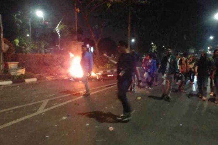 GBK Membara, Polisi Pukul Mundur Massa Mahasiswa