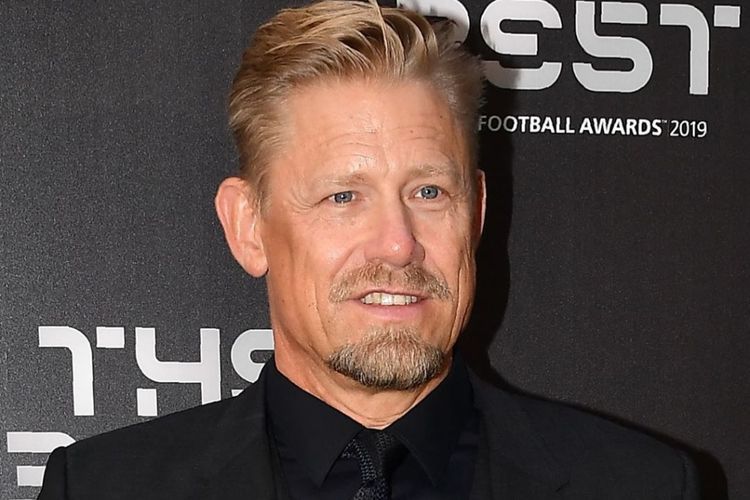 Peter Schmeichel Sayangkan Keputusan Manchester United Beli Senne Lammens Ketimbang Emi Martinez
